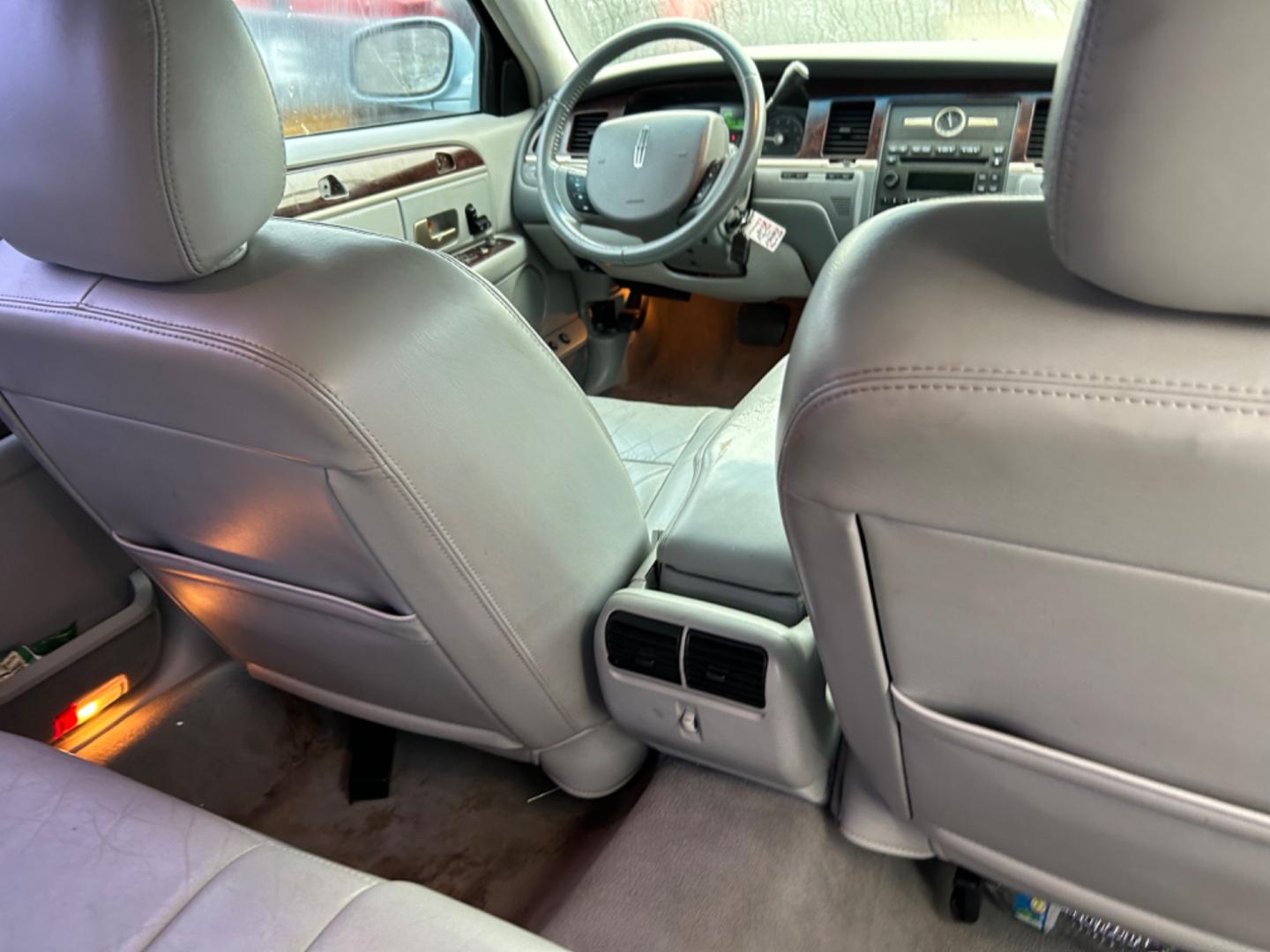 2006 Lincoln Town Car (1LNHM81W66Y) , located at 1687 Business 35 S, New Braunfels, TX, 78130, (830) 625-7159, 29.655487, -98.051491 - Photo#7